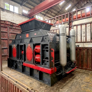 單臺大型河卵石破碎制砂機發貨圖片